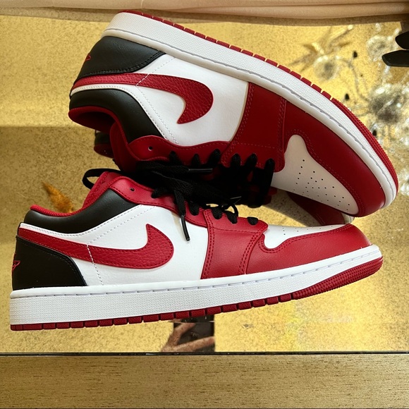 NEW!! 100% AUTHENTIC NIKE AIR JORDAN 1 Low - Picture 4 of 8